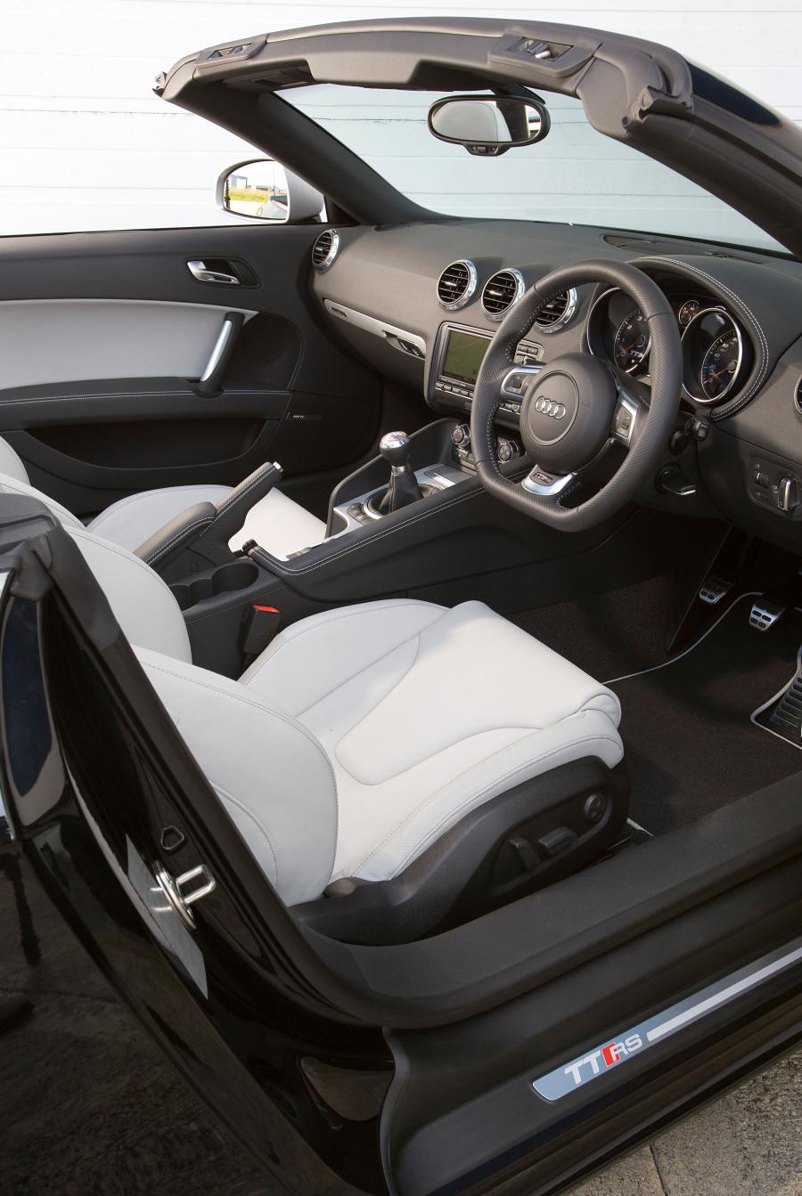 Интерьер Audi TT RS Roadster (8J) 2009 года  (UK) (фото 4 из 23)
